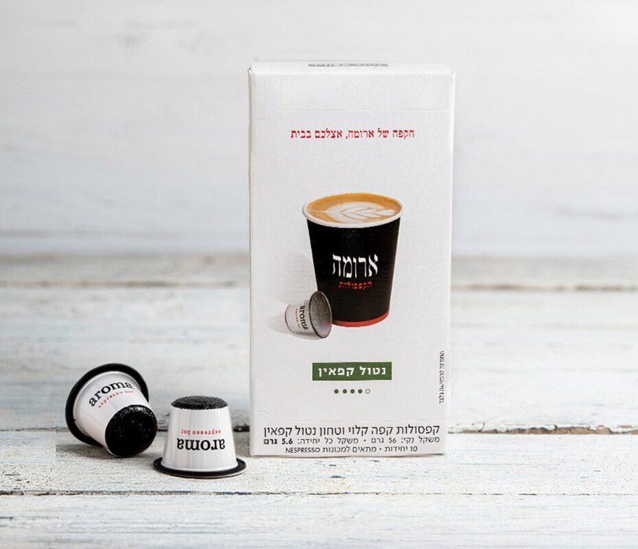 מארז קפסולות מסוג נטול קפאין, לצידו קפסולות לבנות