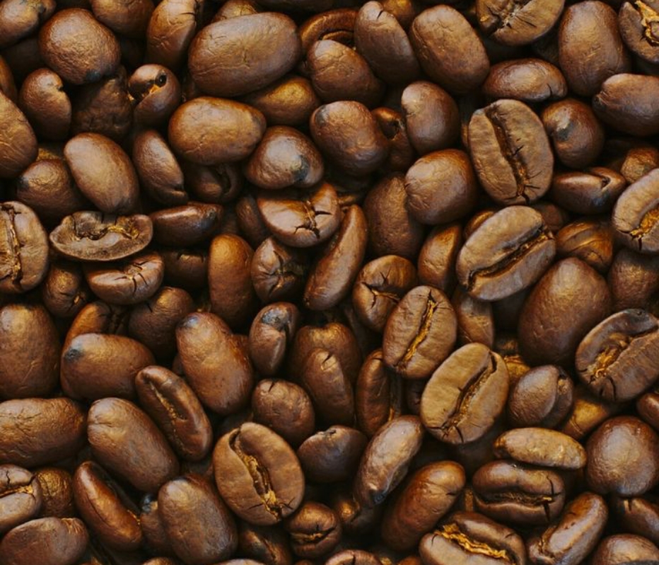 .תצלום מקרוב של פולי קפה קלויים בגווני חום